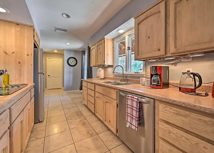 Holiday home 1 Mi To Cathedral Rock Trailhead: W/ Sunroom *